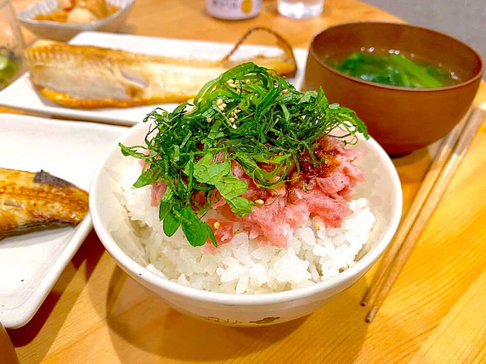 ネギトロ丼の薬味に農園からの大葉を使用しました。