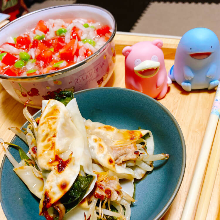 豚バラ紫蘇餃子とトマト・枝豆・玉ねぎのサラダ