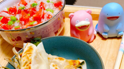 豚バラ紫蘇餃子とトマト・枝豆・玉ねぎのサラダのサムネイル画像