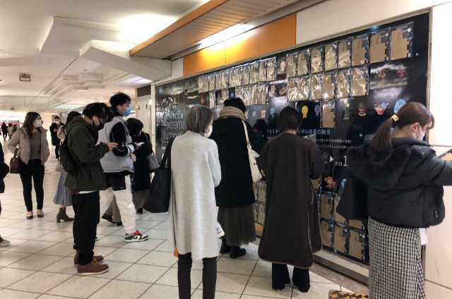 ピールオフ広告に集まる人